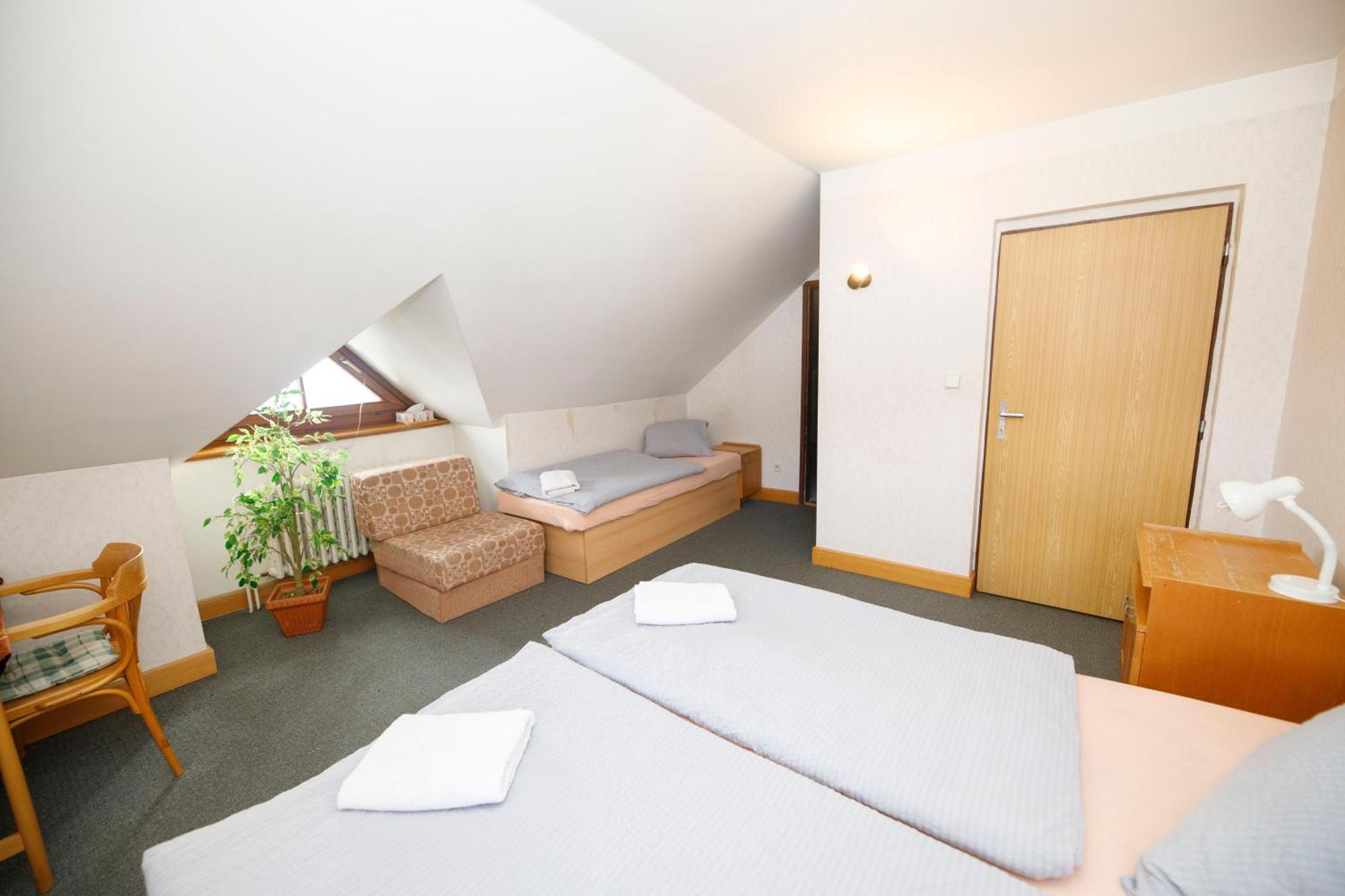 Mala Rennerovka Hotel สตราจเน ภายนอก รูปภาพ